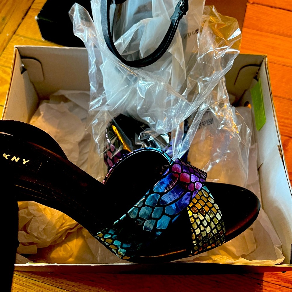DKNY women’s heel. 9.5 runs a little small. Never before worn